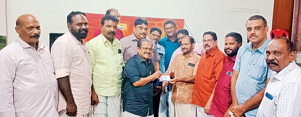 കേരള പ്രവാസിസംഘം അംഗത്വ കാമ്പയിൻ സംസ്ഥാന സെക്രട്ടറി ശ്രീകൃഷ്‌ണപിള്ള മുതിർന്ന അംഗം  കെ എം അബ്‌ദുറഷീദിന് അംഗത്വം നൽകി ഉദ്‌ഘാടനംചെയ്യുന്നു