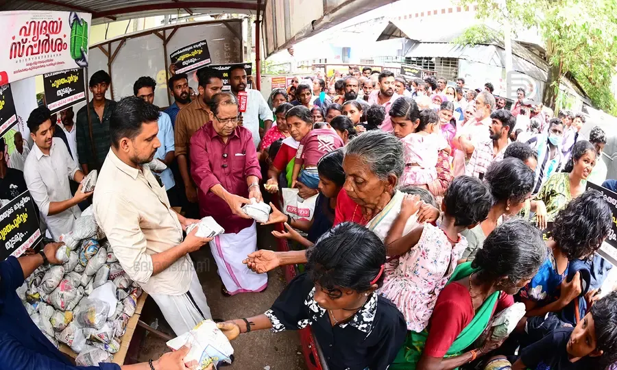 ജില്ലാ ആശുപത്രിയിൽ ഡിവൈഎഫ്ഐ നടപ്പാക്കുന്ന ഹൃദയപൂർവം പദ്ധതിയുടെ ഭാഗമായ പൊതിച്ചോറ് വിതരണത്തിൽ സിപിഐ എം ജില്ലാ സെക്രട്ടറി എസ് സുദേവൻ പങ്കാളിയായപ്പോൾ