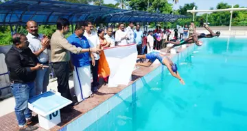 ആലപ്പുഴയിൽ നവീകരിച്ച രാജാകേശവദാസ് നീന്തൽക്കുളത്തിൽ സംഘടിപ്പിച്ച പ്രദർശനമത്സരം
കലക്ടർ ഷാജി വി നായർ ഫ്ലാഗ് ഓഫ് ചെയ്യുന്നു