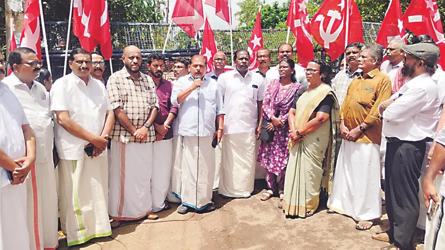 പി കൃഷ്ണപിള്ള സാംസ്‌കാരിക സമുച്ചയത്തിന് അനുവദിച്ച ഭൂമി തിരിച്ചു പിടിക്കാനുള്ള സർക്കാർ തീരുമാനത്തിനെതിരെ സമുച്ചയഭൂമിയിലേക്ക്  സിപിഐ എം നേതൃത്വത്തിൽ സംഘടിപ്പിച്ച ബഹുജന മാർച്ച്  ജില്ലാ സെക്രട്ടറി ആർ നാസർ ഉദ്ഘാടനംചെയ്യുന്നു  