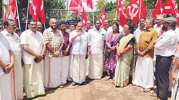 പി കൃഷ്ണപിള്ള സാംസ്‌കാരിക സമുച്ചയത്തിന് അനുവദിച്ച ഭൂമി തിരിച്ചു പിടിക്കാനുള്ള സർക്കാർ തീരുമാനത്തിനെതിരെ സമുച്ചയഭൂമിയിലേക്ക്  സിപിഐ എം നേതൃത്വത്തിൽ സംഘടിപ്പിച്ച ബഹുജന മാർച്ച്  ജില്ലാ സെക്രട്ടറി ആർ നാസർ ഉദ്ഘാടനംചെയ്യുന്നു  