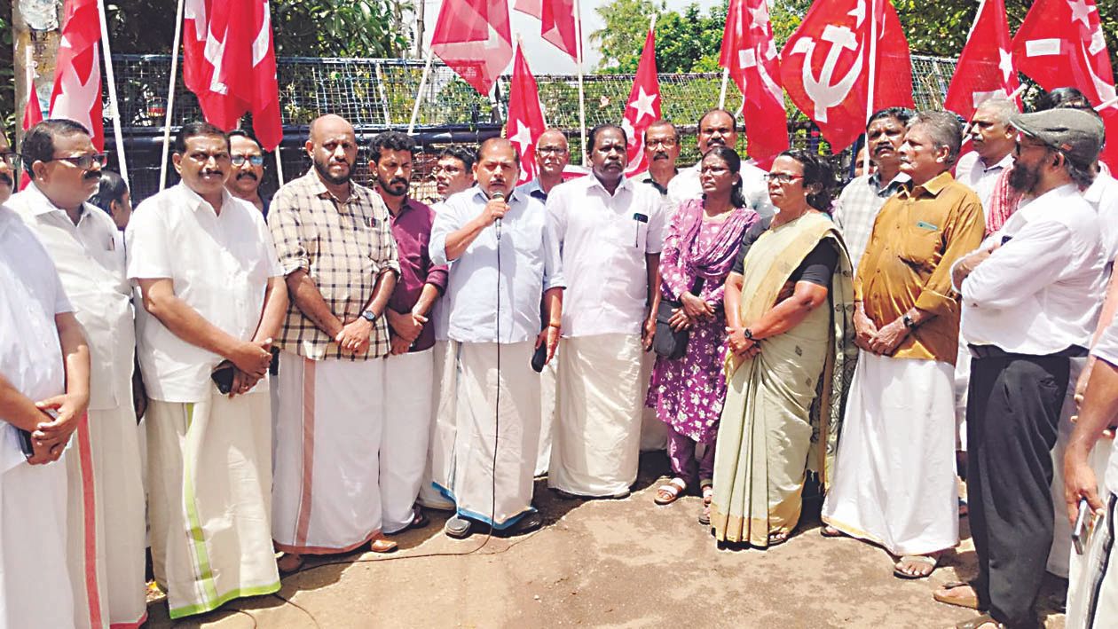 പി കൃഷ്ണപിള്ള സാംസ്‌കാരിക സമുച്ചയത്തിന് അനുവദിച്ച ഭൂമി തിരിച്ചു പിടിക്കാനുള്ള സർക്കാർ തീരുമാനത്തിനെതിരെ സമുച്ചയഭൂമിയിലേക്ക്  സിപിഐ എം നേതൃത്വത്തിൽ സംഘടിപ്പിച്ച ബഹുജന മാർച്ച്  ജില്ലാ സെക്രട്ടറി ആർ നാസർ ഉദ്ഘാടനംചെയ്യുന്നു  