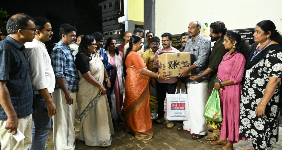 തിരുവമ്പാടി സ്കൂളിലെ ദുരിതാശ്വാസ ക്യാമ്പിലേക്ക്  എൻജിഒ യൂണിയന്റെ നേതൃത്വത്തിൽ സാധനങ്ങൾ കൈമാറുന്നു