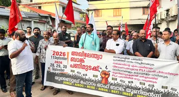 യുണൈറ്റഡ് ഫോറം ഓഫ് ബാങ്ക് യൂണിയൻസ് നേതൃത്വത്തിൽ ആലപ്പുഴ എസ്ബിഐ മുല്ലയ്ക്കൽ ശാഖയ്ക്ക് മുന്നിൽ സംഘടിപ്പിച്ച പ്രതിഷേധ ധർണ ഓൾ ഇൻഡ്യ ബാങ്ക് എംപ്ലോയീസ് അസോസിയേഷൻ സംസ്ഥാന വൈസ് പ്രസിഡന്റ്
അനന്തകൃഷ്ണൻ ഉദ്ഘാടനംചെയ്യുന്നു