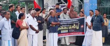 വെള്ളാങ്ങല്ലൂർ ബ്ലോക്ക് ജങ്ഷനിലെ കെഎസ്ഇബി ഓഫീസിന് മുന്നിൽ നടത്തിയ പ്രതിഷേധം സിപിഐ എം ജില്ലാ കമ്മിറ്റി അംഗം എം രാജേഷ് ഉദ്ഘാടനം ചെയ്യുന്നു