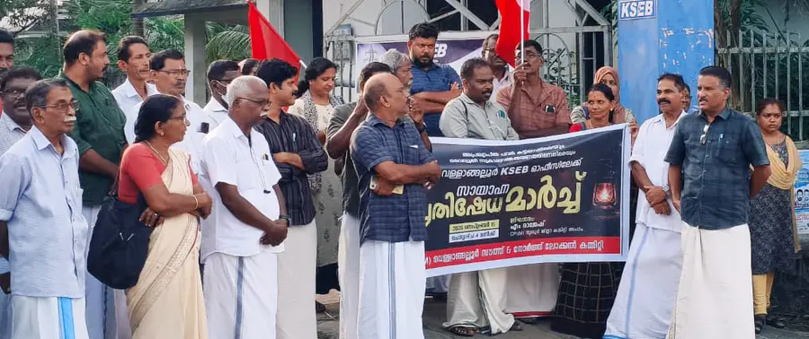 വെള്ളാങ്ങല്ലൂർ ബ്ലോക്ക് ജങ്ഷനിലെ കെഎസ്ഇബി ഓഫീസിന് മുന്നിൽ നടത്തിയ പ്രതിഷേധം സിപിഐ എം ജില്ലാ കമ്മിറ്റി അംഗം എം രാജേഷ് ഉദ്ഘാടനം ചെയ്യുന്നു