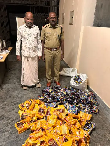 പിടിച്ചെടുത്ത പുകയില ശേഖരവുമായി പ്രതി വിനോദും എക്സൈസ് ഇൻസ്പെക്ടർ എസ് ബി വിജയകുമാറും