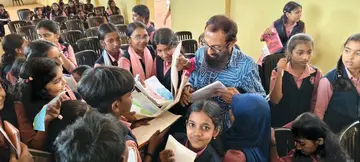 നൂറനാട് സിബിഎം സ്കൂളിലെ ഗീതാഞ്ജലി വായനശാല സംഘടിപ്പിച്ച ചിത്രരചനാ ശിൽപ്പശാലയിൽ ചിത്രകാരൻ
പ്രമോദ് കൂരമ്പാല ക്യാമ്പ് നയിക്കുന്നു
