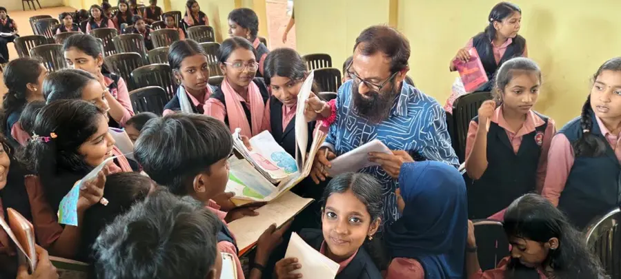 നൂറനാട്  സിബിഎം സ്കൂളിലെ ഗീതാഞ്ജലി വായനശാല സംഘടിപ്പിച്ച  ചിത്രരചനാ ശിൽപ്പശാലയിൽ  ചിത്രകാരൻ  പ്രമോദ് കൂരമ്പാല ക്യാമ്പ് നയിക്കുന്നു 