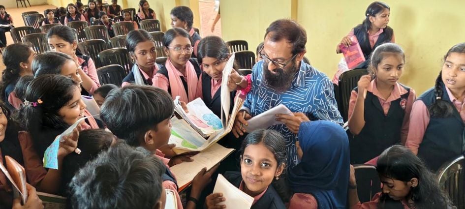നൂറനാട്  സിബിഎം സ്കൂളിലെ ഗീതാഞ്ജലി വായനശാല സംഘടിപ്പിച്ച  ചിത്രരചനാ ശിൽപ്പശാലയിൽ  ചിത്രകാരൻ  പ്രമോദ് കൂരമ്പാല ക്യാമ്പ് നയിക്കുന്നു 