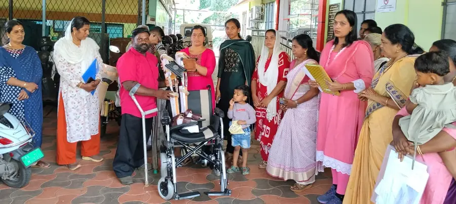 പുത്തൻചിറയിൽ ഭിന്നശേഷിക്കാർക്കുള്ള സഹായ ഉപകരണങ്ങളുടെ വിതരണോദ്ഘാടനം  പഞ്ചായത്ത് വൈസ് പ്രസിഡന്റ് സജിത സുനിൽകുമാർ നിർവഹിക്കുന്നു