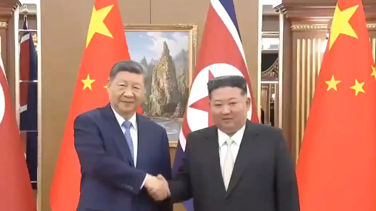 Xi Jinping Meets Kim Jong .jpg