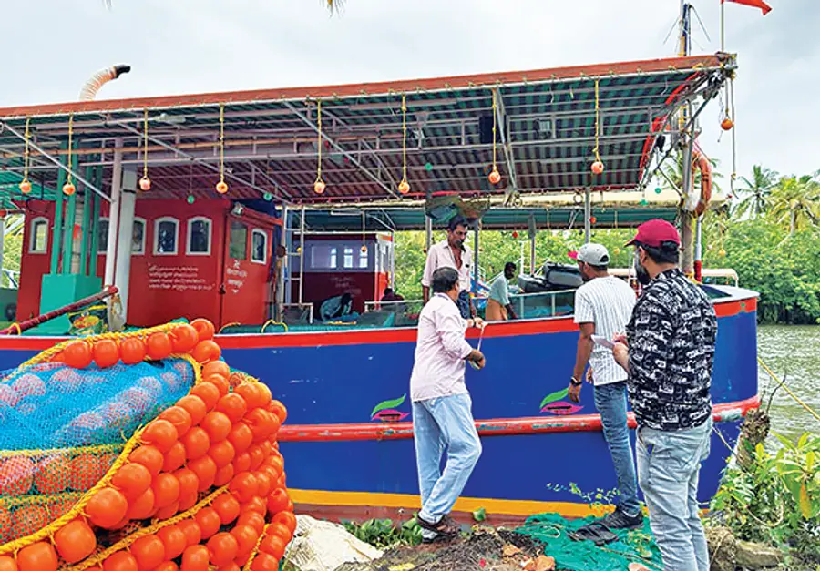 യന്ത്രവല്കൃതയാനങ്ങളുടെ പരിശോധന നടത്തുന്ന ഉദ്യോഗസ്ഥർ