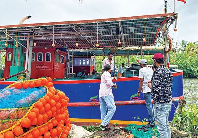 യന്ത്രവല്‍കൃതയാനങ്ങളുടെ പരിശോധന നടത്തുന്ന ഉദ്യോഗസ്ഥർ