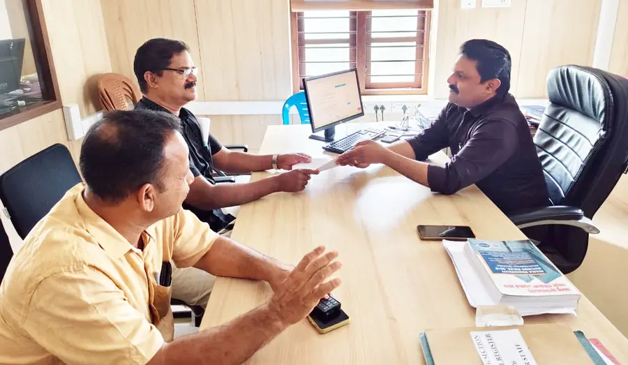 എൽഡിഎഫ് നേതൃത്വത്തിൽ മുനിസിപ്പൽ എൻജിനിയർക്ക് നിവേദനം നൽകുന്നു