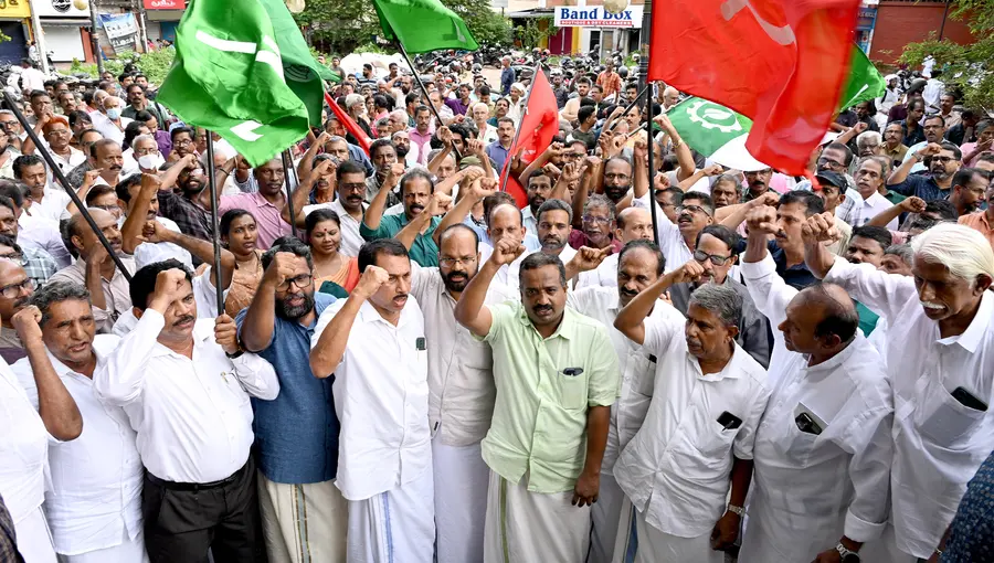 പ്രതിപക്ഷ നേതാവ് പിണറായി വിജയന് നേരെ ഇ ഡി നടത്തുന്ന രാഷ്ട്രീയവേട്ടക്കെതിരെ എല്ഡിഎഫ് പ്രവര്ത്തകര് കിഡ്സണ് കോര്ണറില് പ്രതിഷേധിക്കുന്നു.