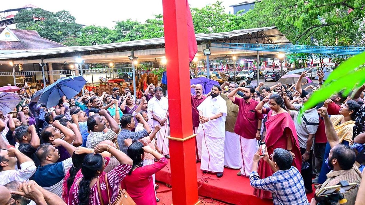 എൻജിഒ യൂണിയൻ സംസ്ഥാന സമ്മേളനത്തിന്റെ പൊതുസമ്മേളന നഗരിയായ തിരുനക്കര മൈതാനിയിൽ സ്വാഗതസംഘം ചെയർമാൻ വി എൻ വാസവൻ പതാക ഉയർത്തുന്നു 