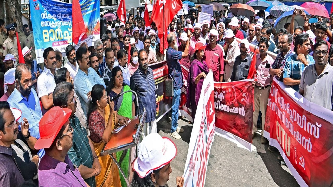 തൊഴിലാളി വിരുദ്ധ യു ഡി എഫ് സർക്കാരിന്റെ രാഷ്ട്രീയ പ്രതികാരത്തിനും പിരിച്ചുവിടലിനുമെതിരെ സി ഐ ടി യു സംസ്ഥാന കമ്മിറ്റി സംഘടിപ്പിച്ച  സെക്രട്ടേറിയറ്റ് ധർണ്ണ അഖിലേന്ത്യ വൈസ് പ്രസിഡന്റ്  ജെ മെഴ്‌സികുട്ടിയമ്മ ഉദ്‌ഘാടനം ചെയ്യുന്നു