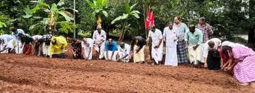 സിപിഐഎം ഇരിങ്ങാലക്കുട ഏരിയ കമ്മിറ്റിയുടെ സംയോജിത കൃഷി ഏരിയ സെക്രട്ടറി വി എ മനോജ് കുമാർ ഉദ്ഘാടനം ചെയ്യുന്നു