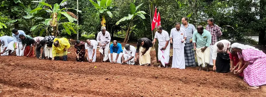 സിപിഐഎം ഇരിങ്ങാലക്കുട ഏരിയ കമ്മിറ്റിയുടെ സംയോജിത കൃഷി ഏരിയ സെക്രട്ടറി വി എ മനോജ് കുമാർ ഉദ്ഘാടനം ചെയ്യുന്നു