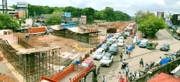 മേല്പ്പാലം നിര്മാണം നടക്കുന്ന കൊരട്ടി ജങ്ഷനിലെ ഗതാഗതക്കുരുക്ക്