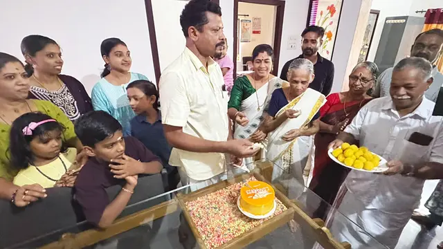 ഏഷ്യൻ ഗെയിംസിൽ വെള്ളി മെഡൽ നേടിയ വിദർശ കെ വിനോദിന്റെ കുടുംബം മധുരം നൽകി  സന്തോഷം പങ്കിടുന്നു 