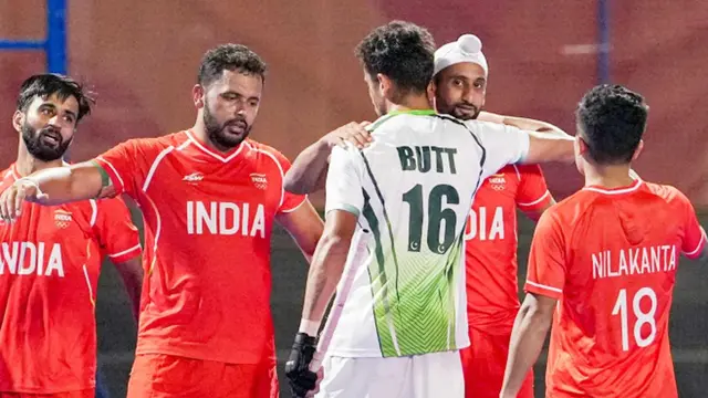 പുരുഷ ഹോക്കി സെമി തോൽവിക്ക്‌ ശേഷം പാക്കിസ്ഥാൻ താരം  അമാദ്‌ ബട്ടിനെ ഇന്ത്യൻ താരങ്ങൾ ആശ്വസിപ്പിക്കുന്നു