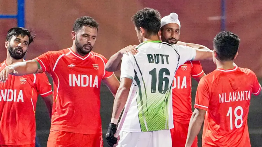 പുരുഷ ഹോക്കി സെമി തോൽവിക്ക് ശേഷം പാക്കിസ്ഥാൻ താരം
അമാദ് ബട്ടിനെ ഇന്ത്യൻ താരങ്ങൾ ആശ്വസിപ്പിക്കുന്നു