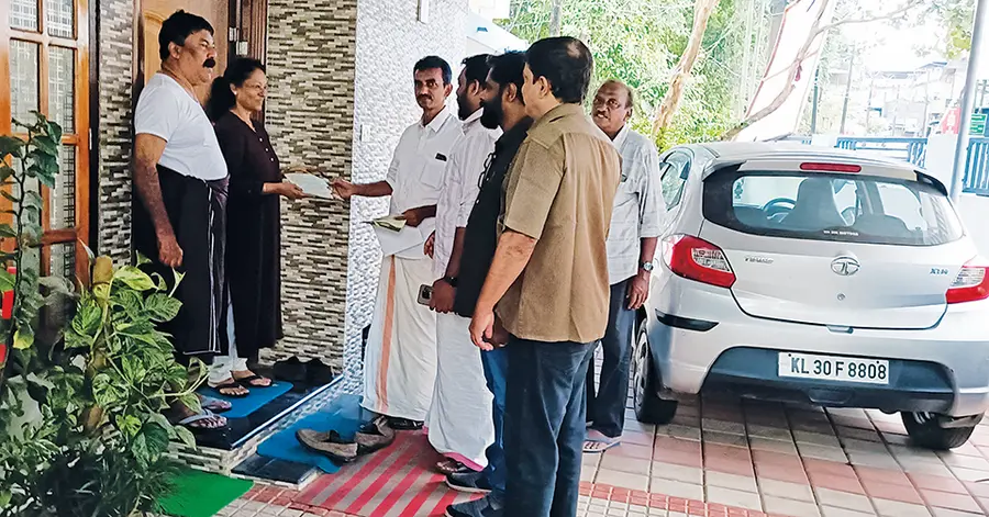 ചെങ്ങന്നൂർ നഗരസഭ  നാലാം വാർഡ് എൽഡിഎഫ് സ്ഥാനാർഥി എം കെ മനോജ് വോട്ട് അഭ്യർഥിക്കുന്നു