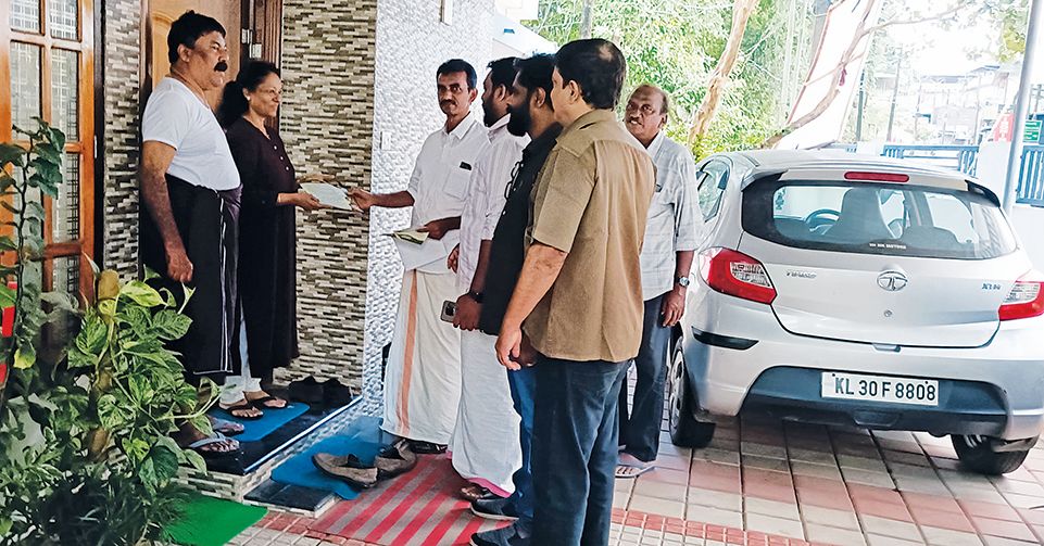 ചെങ്ങന്നൂർ നഗരസഭ  നാലാം വാർഡ് എൽഡിഎഫ് സ്ഥാനാർഥി എം കെ മനോജ് വോട്ട് അഭ്യർഥിക്കുന്നു
