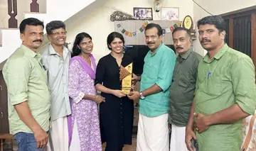 കൗൺസിലർ വരുൺ ഭാസ്‌കർ ലക്ഷ്മിപ്രിയയെ അനുമോദിക്കുന്നു