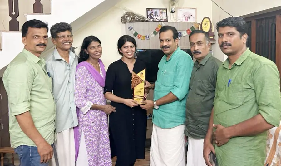 കൗൺസിലർ വരുൺ ഭാസ്‌കർ ലക്ഷ്മിപ്രിയയെ അനുമോദിക്കുന്നു