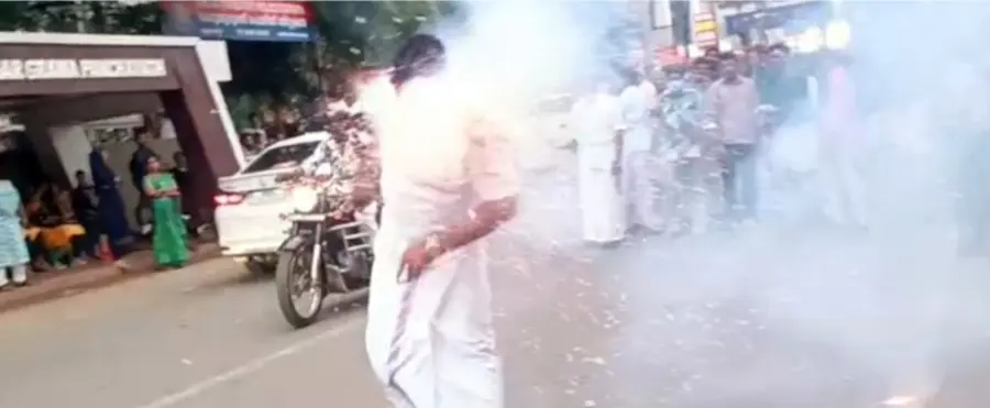യുഡിഎഫിന് അഭിവാദ്യമർപ്പിച്ച് ചെറുതുരുത്തിയിൽ നടന്ന പ്രകടനത്തിൽ പടക്കം പൊട്ടിച്ച് കോൺഗ്രസ് പ്രവർത്തകന് പൊള്ളലേൽക്കുന്നു