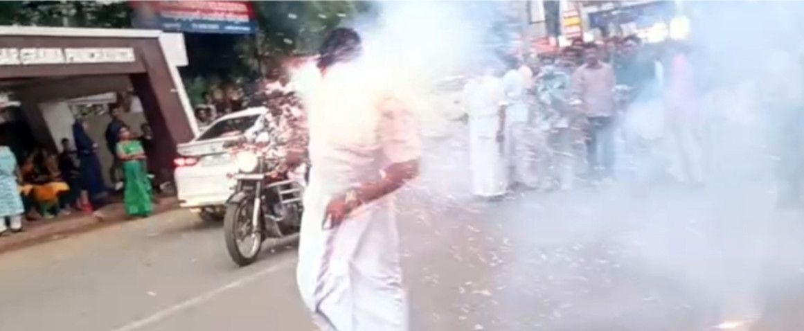യുഡിഎഫിന് അഭിവാദ്യമർപ്പിച്ച് ചെറുതുരുത്തിയിൽ നടന്ന പ്രകടനത്തിൽ പടക്കം പൊട്ടിച്ച്  കോൺഗ്രസ് പ്രവർത്തകന് പൊള്ളലേൽക്കുന്നു