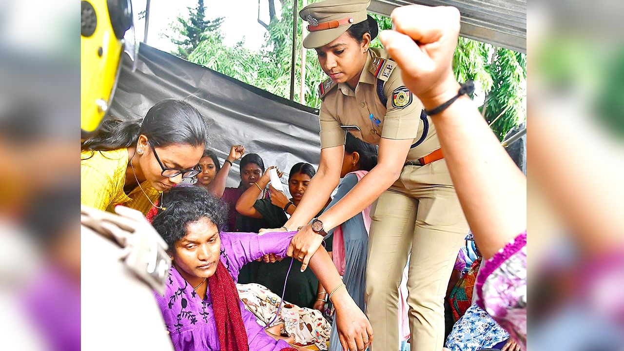 വയനാട് കലക്ടറേറ്റിന്‌ മുന്നിൽ നിരാഹാര സമരം നടത്തുന്ന ഗോത്ര ബന്ധു അധ്യാപകരുടെ ആരോഗ്യനില മോശമായതിനെത്തുടർന്ന് അധ്യാപിക അമ്പിളി ബാബുവിനെ പൊലീസ്  ആശുപത്രിയിലേക്ക് മാറ്റുന്നു  ഫോട്ടോ എം എ ശിവപ്രസാദ്