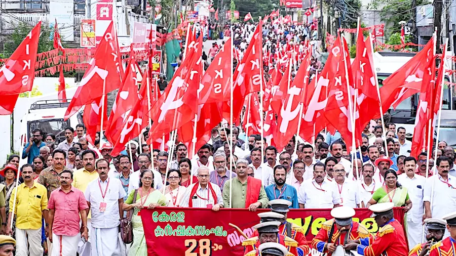 കർഷക സംഘം സംസ്ഥാന സമ്മേളനത്തിന് സമാപനം കുറിച്ച് ആലപ്പുഴ നഗരത്തിൽ നടന്ന പ്രകടനം