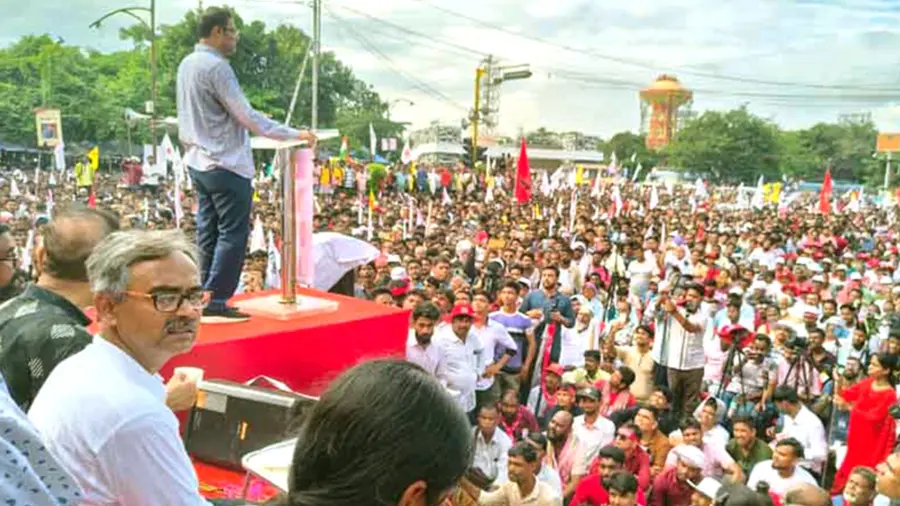 ഡിവെെഎഫ്ഐ കൊൽക്കത്തയിൽ സംഘടിപ്പിച്ച റാലിയിൽ ജനറൽ സെക്രട്ടറി ഹിമാഗ്നരാജ് ഭട്ടാചാര്യ സംസാരിക്കുന്നു