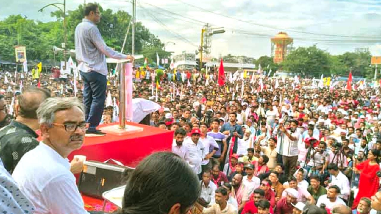 ഡിവെെഎഫ്ഐ കൊൽക്കത്തയിൽ സംഘടിപ്പിച്ച റാലിയിൽ ജനറൽ സെക്രട്ടറി ഹിമാഗ്നരാജ് ഭട്ടാചാര്യ സംസാരിക്കുന്നു