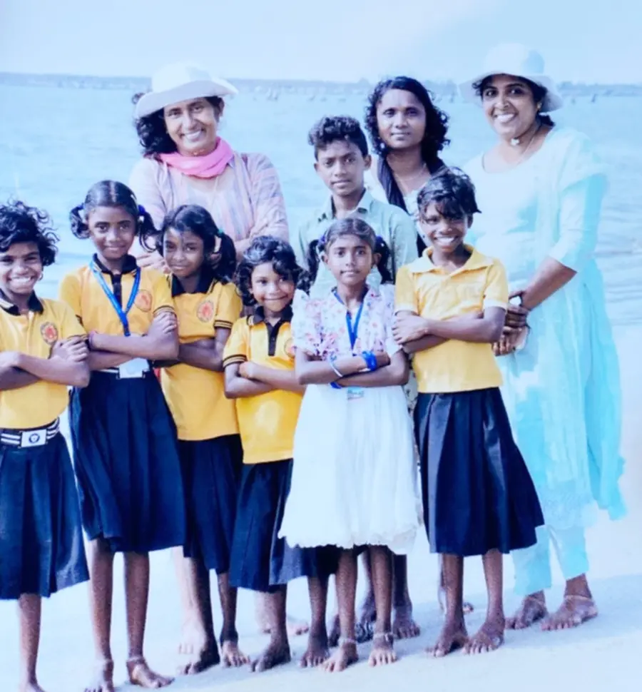 കോടഞ്ചേരി പാത്തിപ്പാറ ഉന്നതിയിലെ കുട്ടികൾ അധ്യാപികമാർക്കൊപ്പം കോഴിക്കോട് കടപ്പുറത്ത്