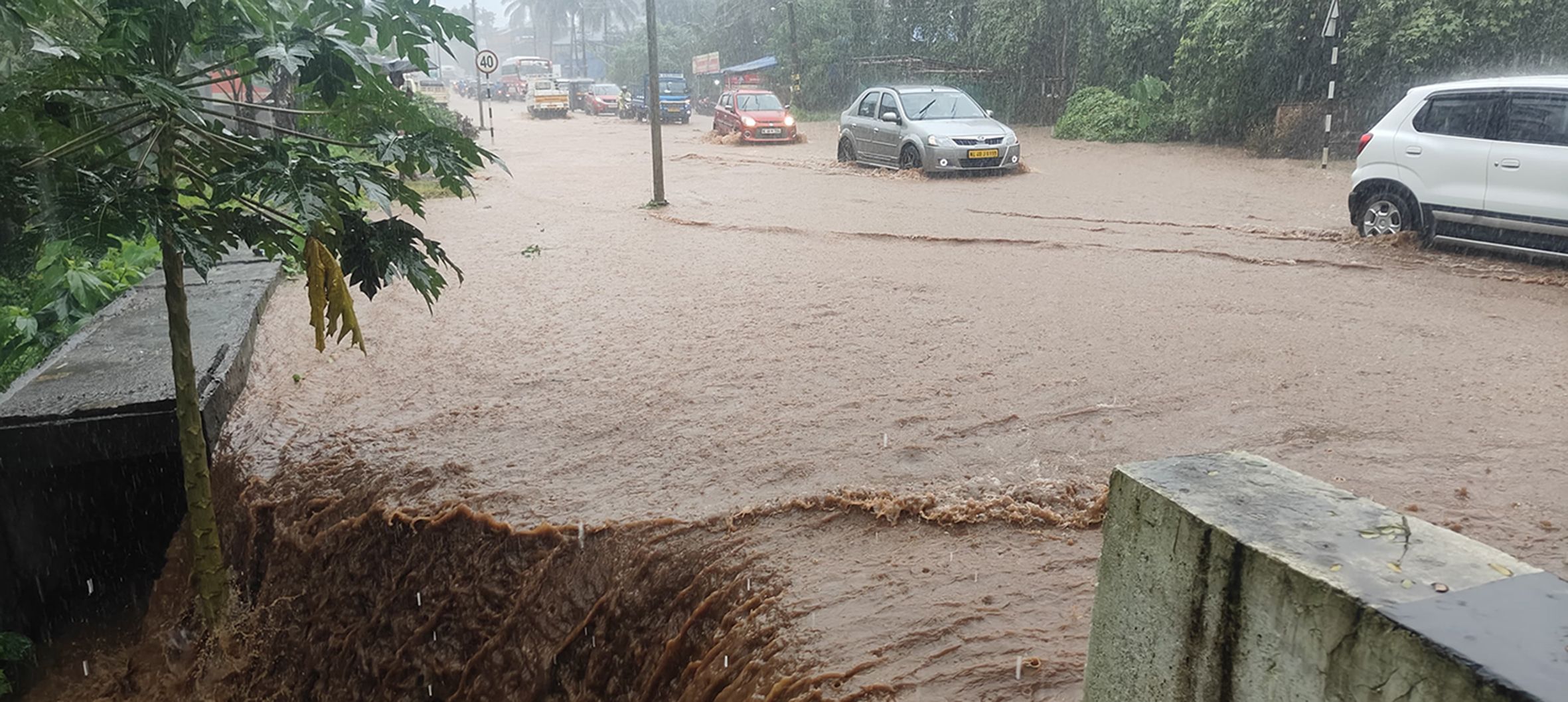 മഴവെള്ളപ്പാച്ചിലിൽ ആറ്റൂർ കമ്പനിപ്പടിയിൽ സ്തംഭിച്ച സംസ്ഥാനപാത 