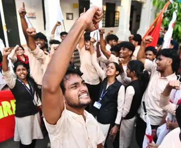 വെസ്റ്റ്ഹില് ഗവ. പോളി ടെക്നിക് കോളേജ് യൂണിയന് തെരഞ്ഞെടുപ്പില് എസ്എഫ്ഐ മുഴുവന് സീറ്റുകളും വിജയിച്ചപ്പോള് പ്രവര്ത്തകരുടെ ആവേശം