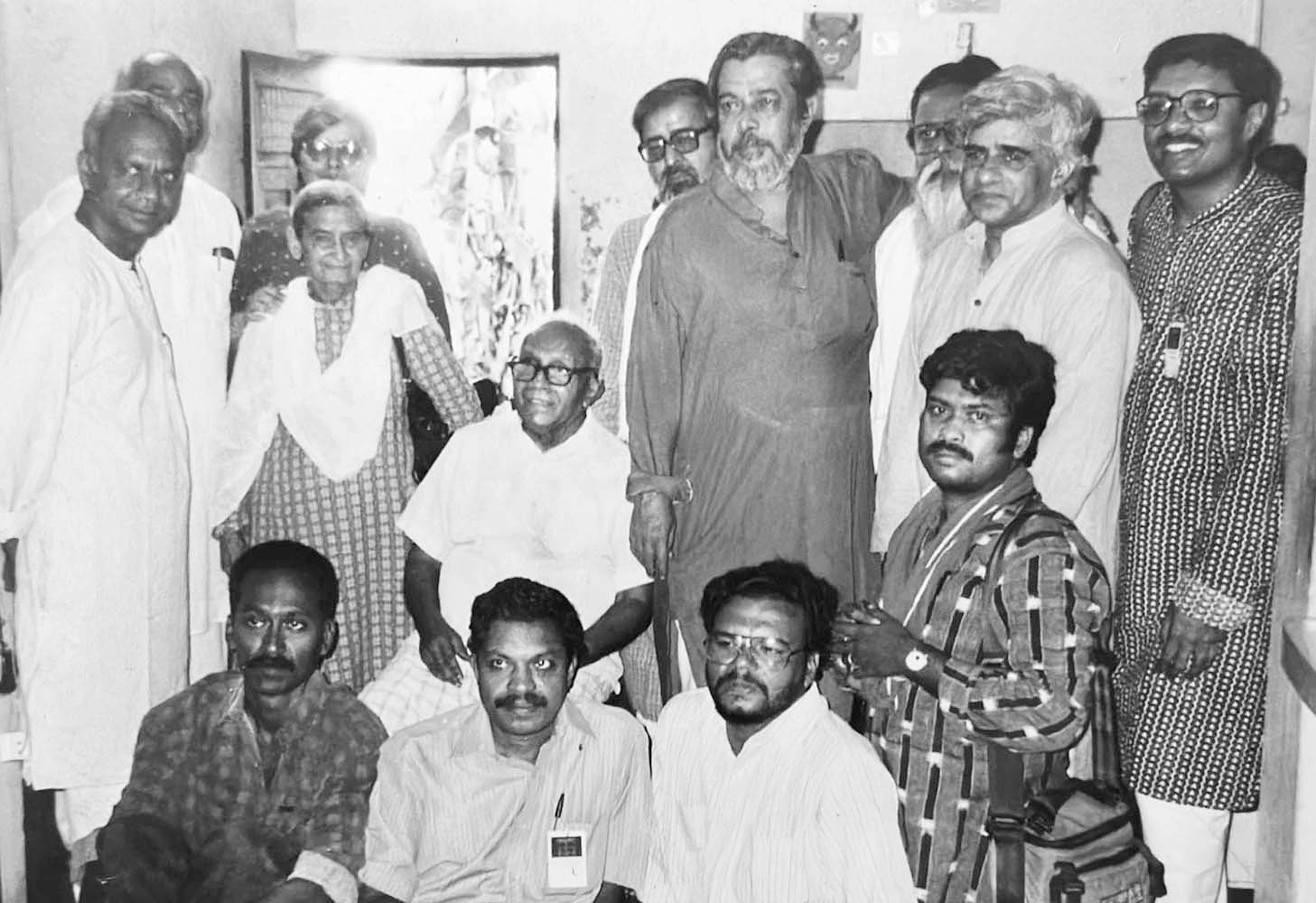 ഇ എം എസിനും  പ്രമുഖ കലാകാരരായ സൈദ്‌ മിർസ, വിവാൻ സുന്ദരം, റാം റഹ്‌മാൻ തുടങ്ങിയവർക്കും ഒപ്പം അബുൽ കലാം ആസാദ്‌ ( വലതുഭാഗത്ത്‌ രണ്ടാം നിരയിൽ   നിൽക്കുന്നത്‌)