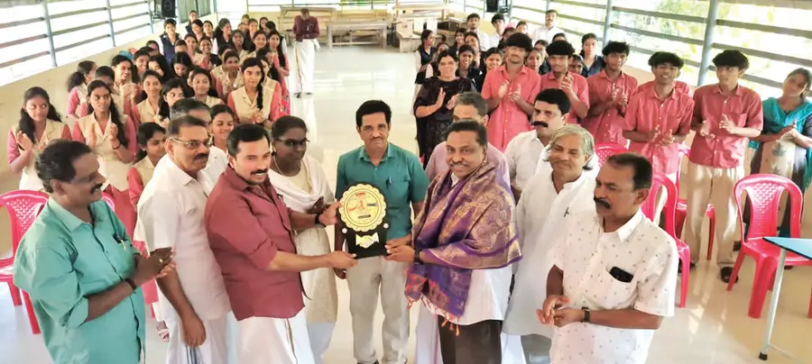 തണ്ണീർമുക്കം ആസാദ് സംഘം നേതൃത്വത്തിൽ ഡോ. എ എസ് ബെൻറോയിയെ ജില്ലാ പഞ്ചായത്ത് സ്ഥിരംസമിതി അധ്യക്ഷൻ എസ് രാധാകൃഷ്ണൻ അനുമോദിക്കുന്നു