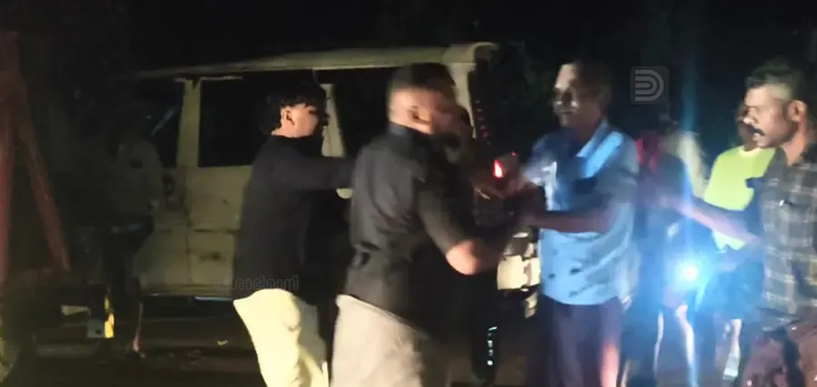 അപകടത്തില് രണ്ടുപേര് മരിക്കാനിടയായ വാഹനം പാതയില് നിന്ന്
നീക്കംചെയ്യാനുളള ശ്രമത്തിനിടെ നടന്ന സംഘര്ഷം