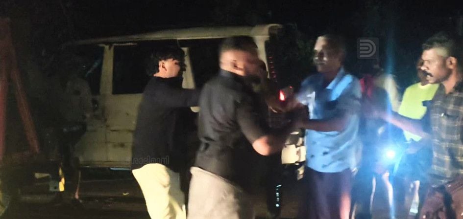 അപകടത്തില്‍ രണ്ടുപേര്‍ മരിക്കാനിടയായ വാഹനം പാതയില്‍ നിന്ന്  നീക്കംചെയ്യാനുളള ശ്രമത്തിനിടെ നടന്ന സംഘര്‍ഷം