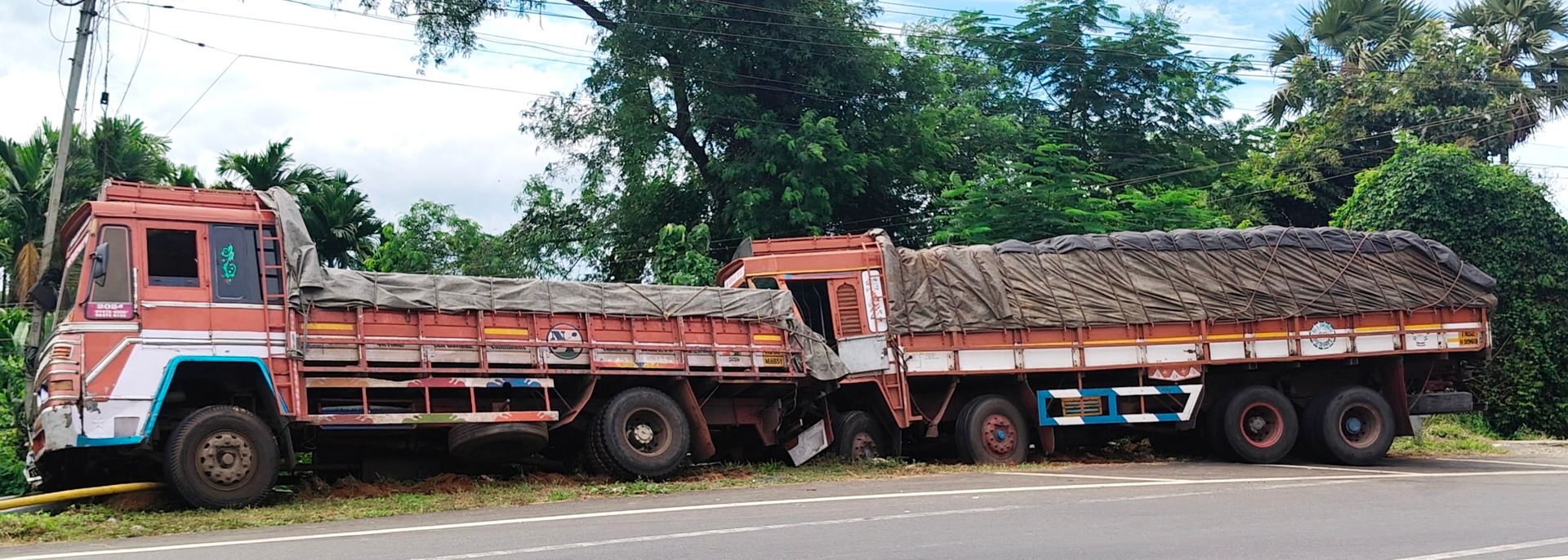 മുണ്ടൂർ - പെരിന്തൽമണ്ണ  സംസ്ഥാനപാതയിൽ പുഞ്ചപ്പാടം  വളവിൽ വാഹനങ്ങൾ  കൂട്ടിയിടിച്ചപ്പോൾ