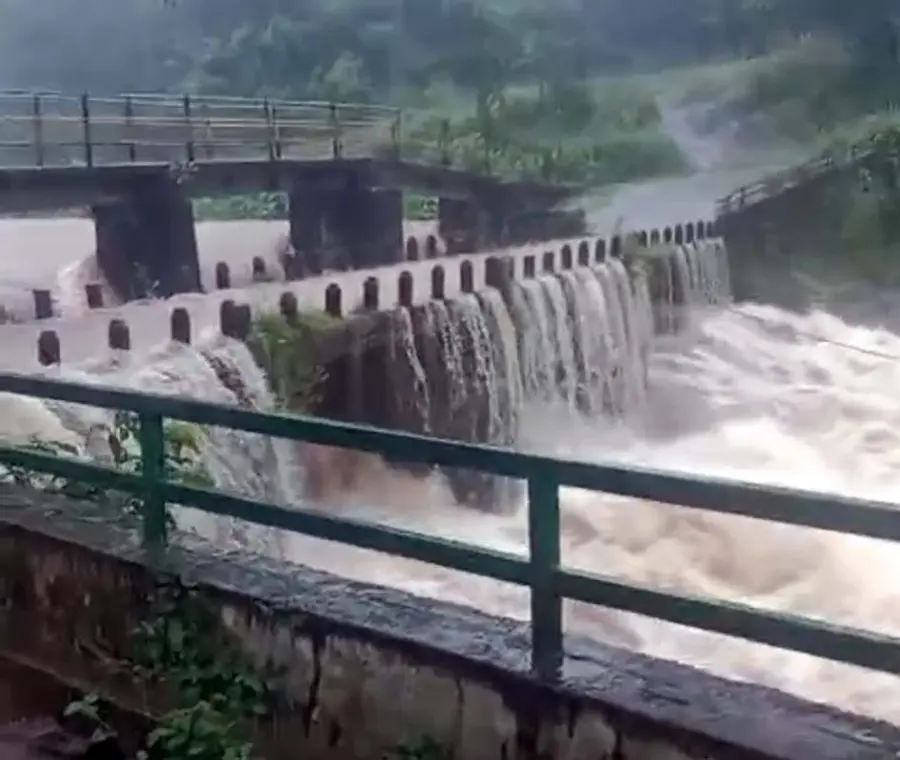 വാളറ പാട്ടയിടുമ്പ് പാലം കവിഞ്ഞെത്തിയ മലവെള്ളപ്പാച്ചിൽ