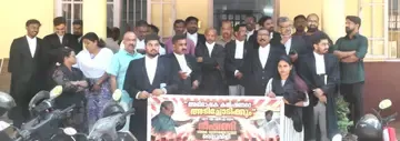 കോടതിയുടെ ഉത്തരവ് നടപ്പാക്കാനെത്തിയ അഭിഭാഷകനെ നജീബ് കാന്തപുരം എംഎൽഎ
ഭീഷണിപ്പെടുത്തിയതിനെതിരെ ഓൾ ഇന്ത്യ ലോയേഴ്സ് യൂണിയൻ കൊല്ലം യൂണിറ്റ് നടത്തിയ പ്രതിഷേധം