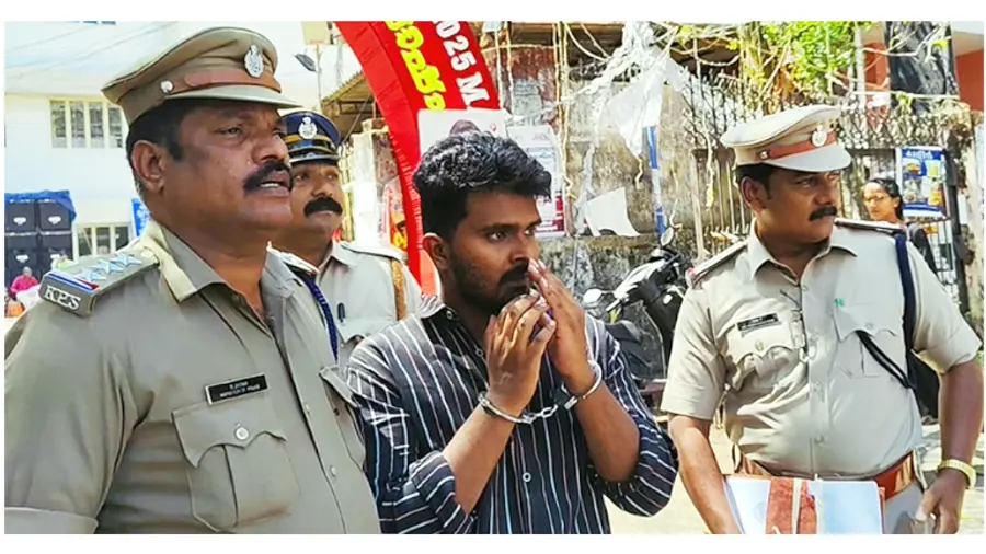 കോടതിയില്നിന്ന്
സ്റ്റേഷനിലേക്ക് കൊണ്ടുപോകുന്നു