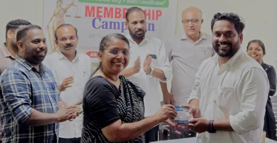 ഓൾ ഇന്ത്യ ലോയേഴ്സ് യൂണിയൻ ചേർത്തല കോടതി യൂണിറ്റ് അംഗത്വ കാമ്പയിൻ ജില്ലാ ട്രഷറർ
എസ് സീമ ഉദ്ഘാടനംചെയ്യുന്നു
